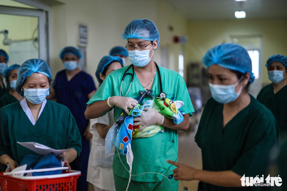 Tran Danh Cuong holds the baby after the surgery at National Cancer Hospital in Hanoi. Photo: Nguyen Khanh / Tuoi Tre