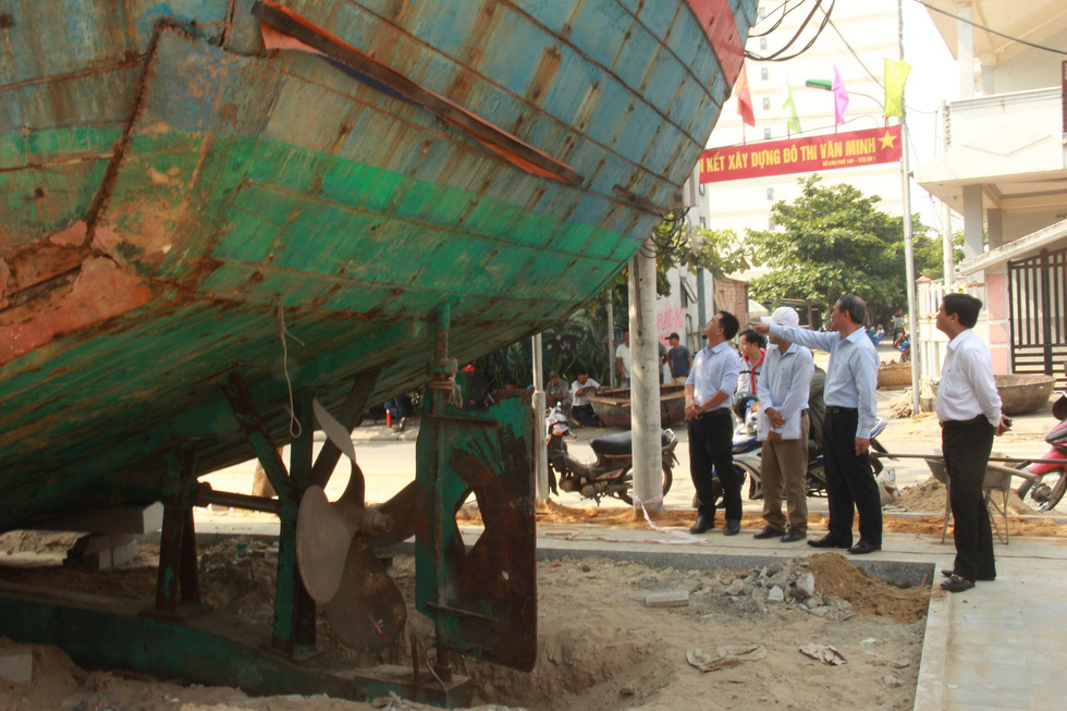 Officials inspect damages done to Vietnamese fishing boat DNa 90152 after it was sunk by a Chinese vessel off Hoang Sa (Paracel) Islands on May 26, 2014. Photo: Truong Trung / Tuoi Tre