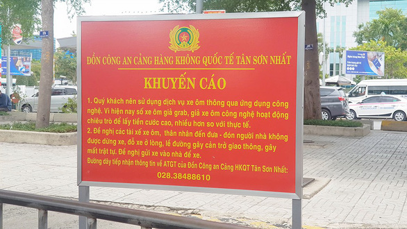 A sign warning against fake GrabBike drivers is seen at Tan Son Nhat International Airport, Ho Chi Minh City. Photo: Ngoc Khai / Tuoi Tre