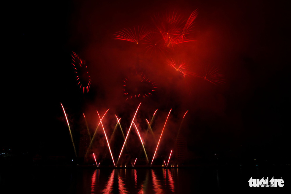 Photo capturing a moment during Russian's firework display company Firework Center Khan's performance at the opening ceremony of Da Nang International Firework Festival 2019 on June 1, 2019. Photo: Tuoi Tre