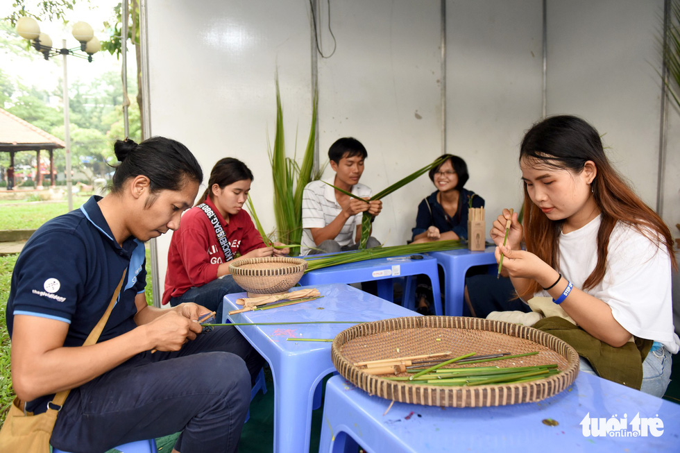 Participants make straws from plants at Song Xanh Festival at Le Van Tam Park, District 1, Ho Chi Minh City, June 2, 2019. Photo: Duyen Phan / Tuoi Tre