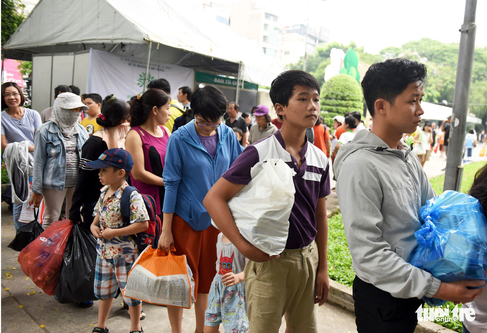People queue to exchange books for trees at Song Xanh Festival at Le Van Tam Park, District 1, Ho Chi Minh City, June 2, 2019. Photo: Duyen Phan / Tuoi Tre