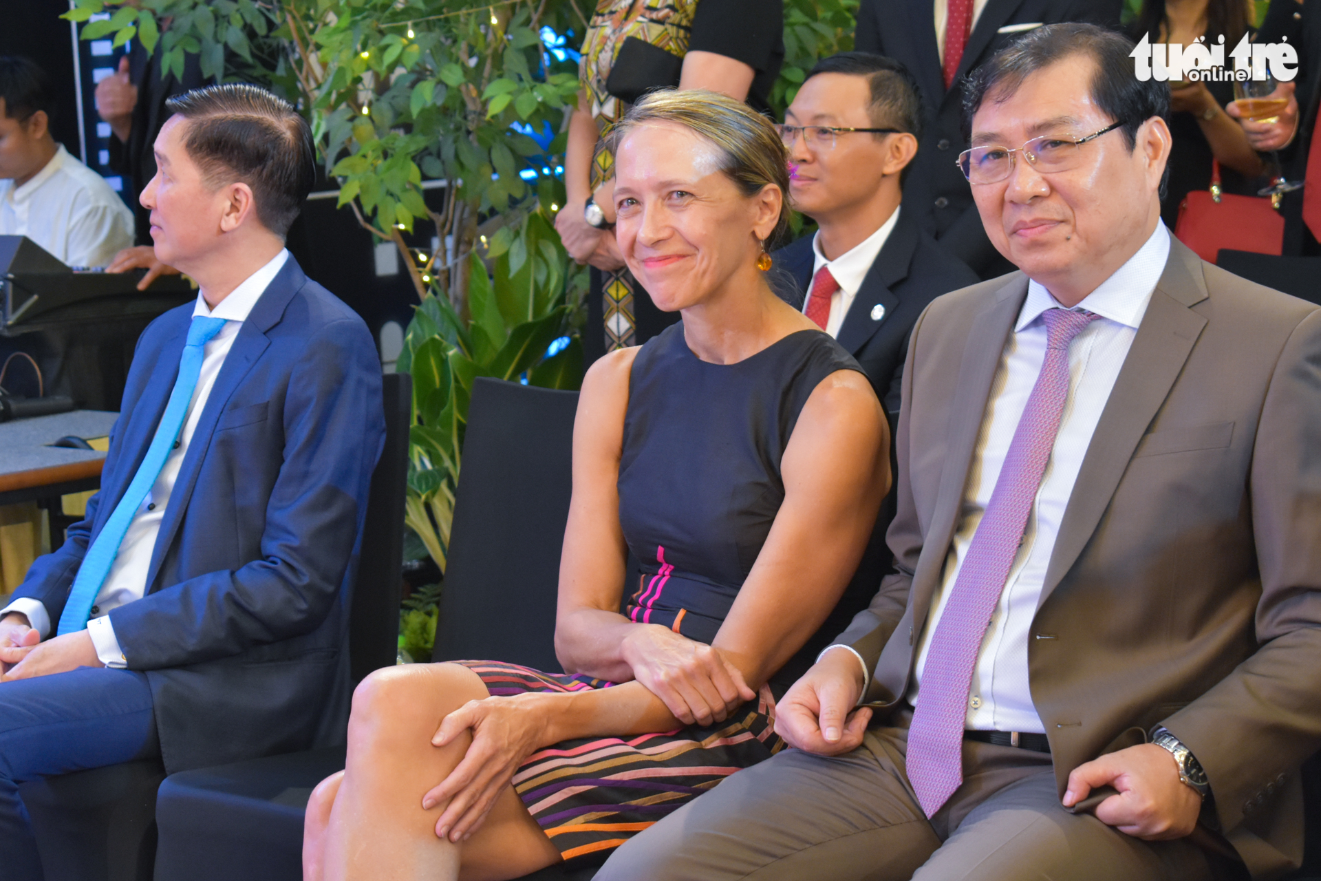 U.S. Consul General in Ho Chi Minh City Mary Tarnowka (C) and Da Nang chairman Huynh Duc Tho (R) react during a speech by U.S. Ambassador to Vietnam Daniel Kritenbrink at an event celebrating the 243rd U.S. Independence Day in Ho Chi Minh City on June 5, 2019. Photo: Tuan Son / Tuoi Tre News
