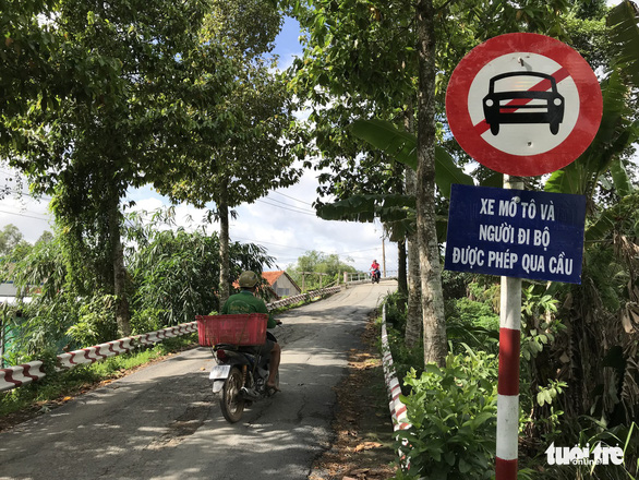 A traffic sign prohibiting four-wheeled vehicles from going on the repaired Tan Nghia Bridge in Dong Thap Province, Vietnam. Photo: Ngoc Tai / Tuoi Tre