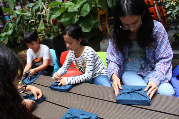 People join a class on wrapping gifts with cloths in Ho Chi Minh City. Photo: Thanh Yen / Tuoi Tre