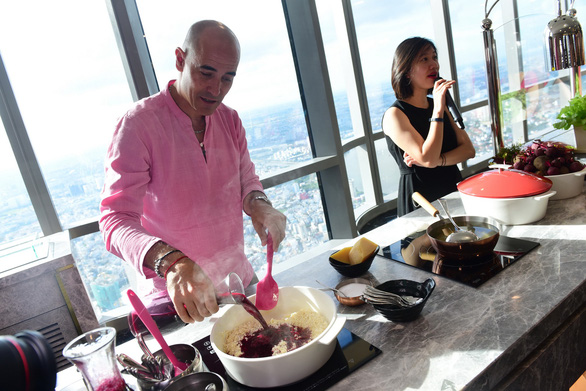 Celeb chef David Rocco gives instruction on cooking Italian rice dish Risotto at Landmark 81 building in Ho Chi Minh City on June 11, 2019. Photo: Quang Dinh / Tuoi Tre