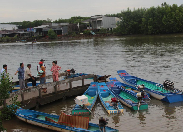 Local canoes dock as the families bring their children to the medical center of Lam Hai Commune. Photo: Tan Thai / Tuoi Tre