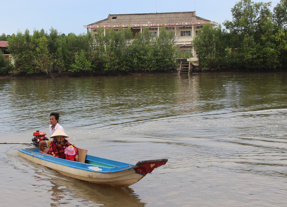 A family travels by canoe to Lam Hai Commune’s medical center to have their child vaccinated at the beginning of the month. Photo: Tan Thai / Tuoi Tre