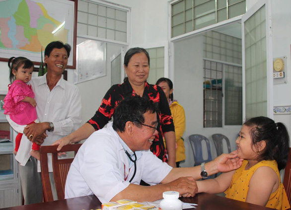 A doctor at Lam Hai Commune’s medical center speaks with a patient. Photo: Tan Thai / Tuoi Tre