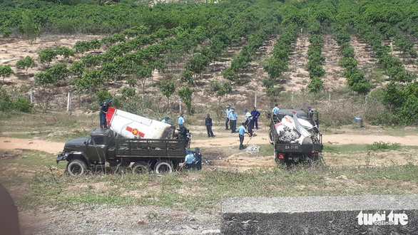 Competent authorities retrieve the plane’s wreckage. Photo: Thai Thinh / Tuoi Tre