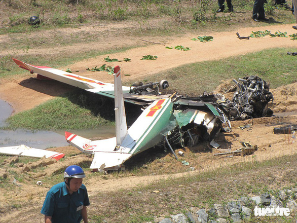 The plane is severely damaged following the accident. Photo: Ho Minh Tam / Tuoi Tre