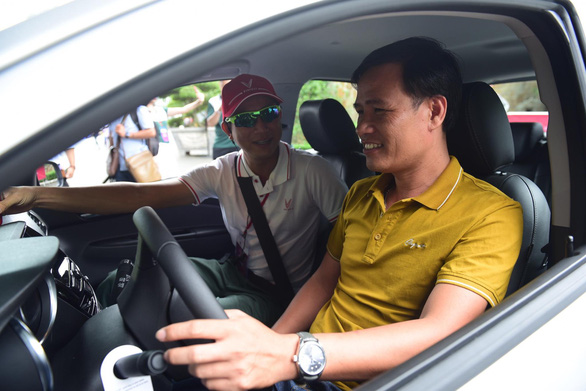 Customers experience a Fadil car at VinFast’s delivery ceremony in Ho Chi Minh City on June 17, 2019. Photo: Quang Dinh / Tuoi Tre