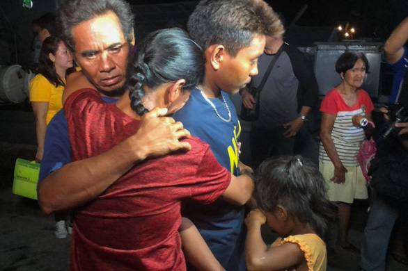 Filipino crewmen on a ship that sank off Vietnam’s Truong Sa (Spratly) archipelago on June 9 are pictured reuniting with their families at the port of San Jose, Occidental Mindoro on June 14, 2019. Photo: ABS-CBN News