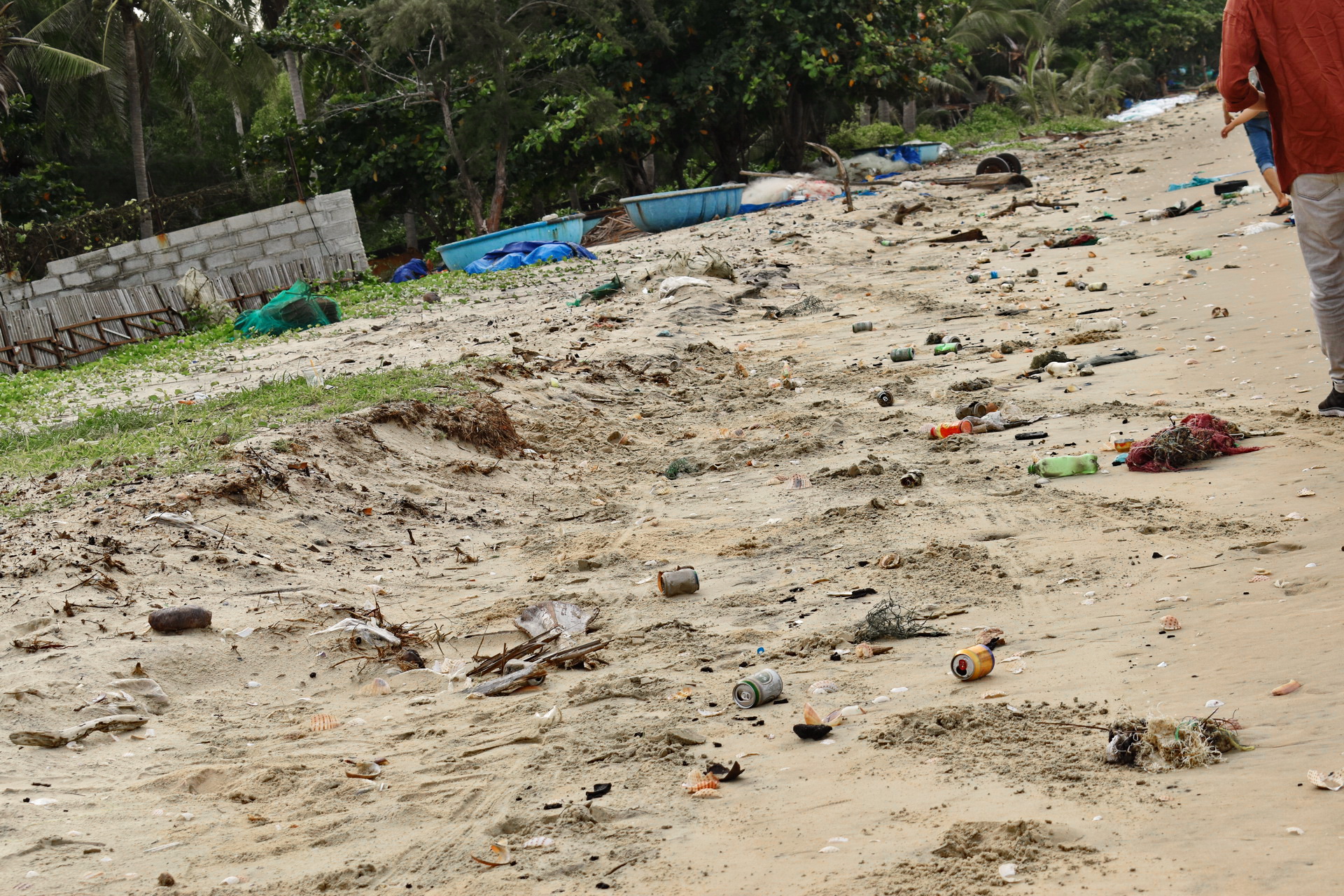The Ke Ga Beach in Binh Thuan Province, Vietnam is littered with trash from human activities. Photo: Tuan Son / Tuoi Tre News