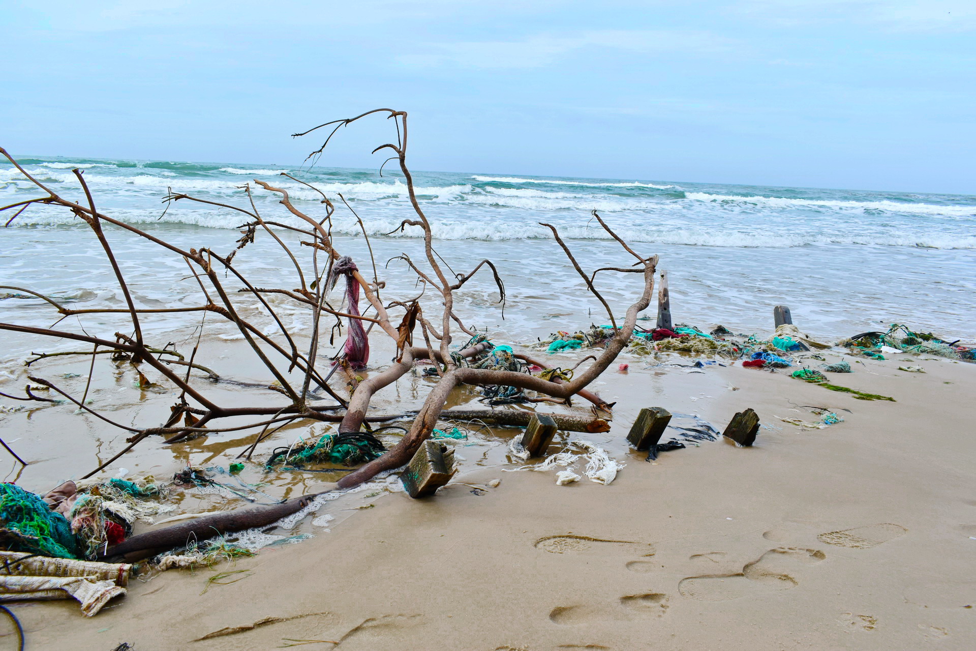 The Ke Ga Beach in Binh Thuan Province, Vietnam is littered with trash from human activities. Photo: Tuan Son / Tuoi Tre News