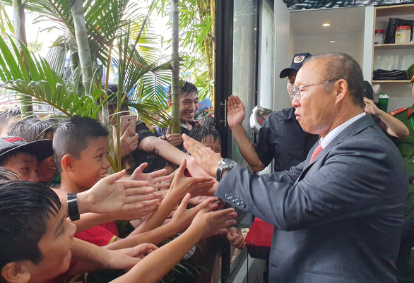 South Korea's Park Hang Seo shakes hands with locals during a visit to Quang Ngai Province, central Vietnam on June 18, 2019. Photo: Tran Mai / Tuoi Tre