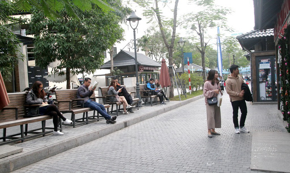 Visitors at  Dinh Le – Nguyen Xi book street in Hoan Kiem District, Hanoi. Photo: Phuong Chinh / Tuoi Tre