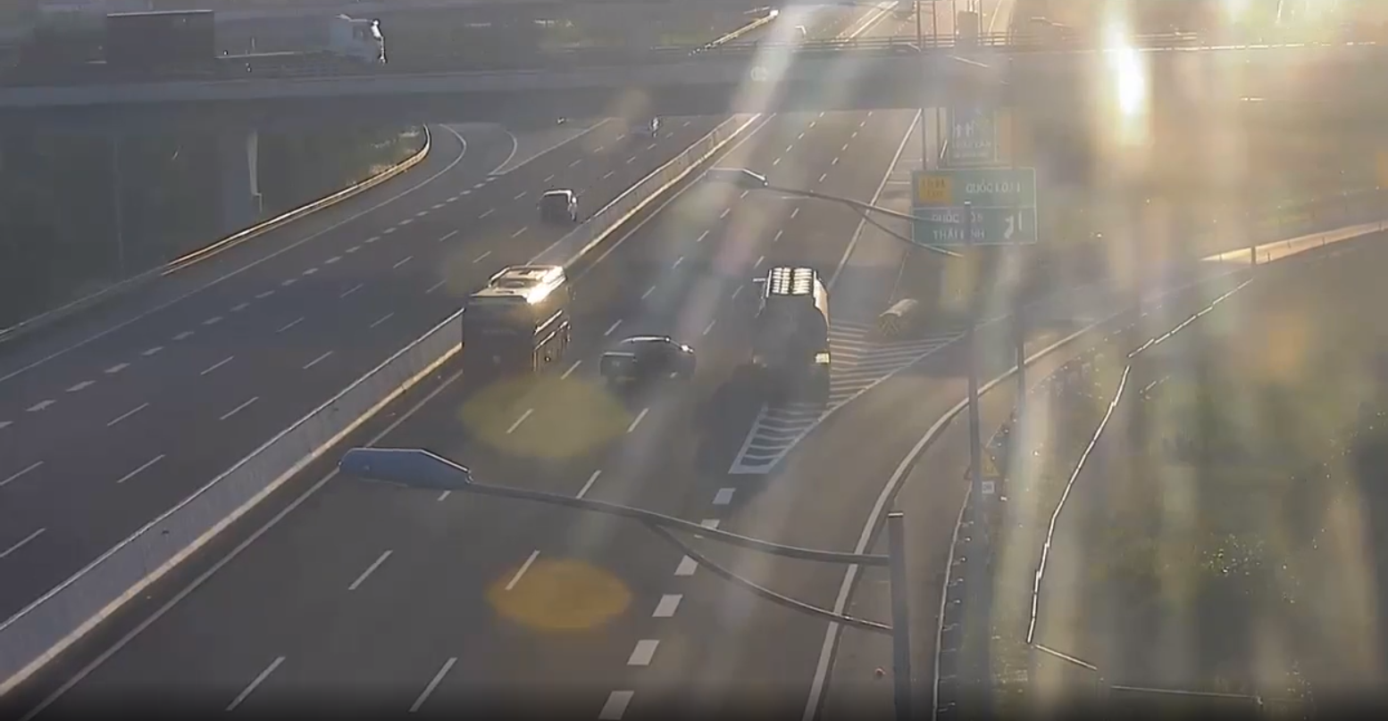 Car filmed backing up on northern Vietnam expressway, nearly hit by fuel truck