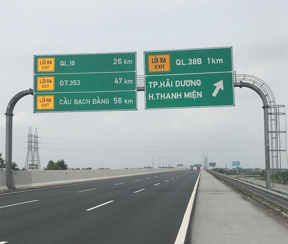 Directions are showed on the signboards along the expressway. Photo: Huy Thiem / Tuoi Tre