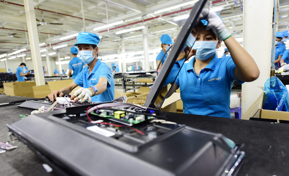 Televisions are being assembled inside the factory of Asanzo Vietnam JSC. Photo: Tuoi Tre