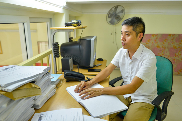 A photo of Hoang Van Ly using Braille to produce his works. Photo: Dong Dong / Tuoi Tre