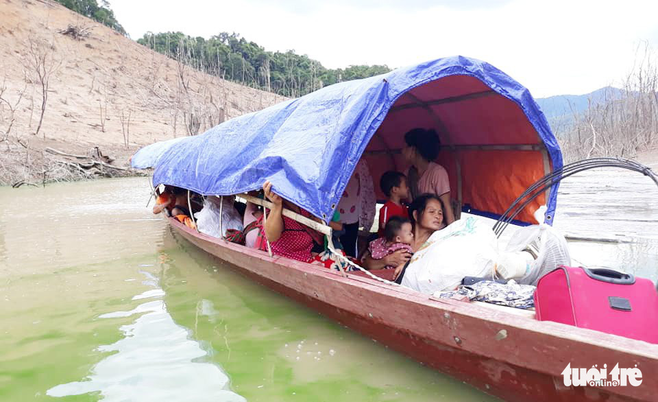 People board a boat in Ban Ve hydroelectric reservoir, Tuong Duong District, the north-central province of Nghe An. Photo: Lo Tu / Tuoi Tre