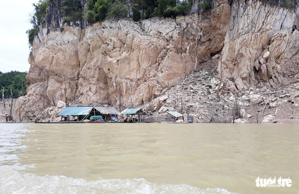 Water level remains low in Ban Ve hydroelectric reservoir, Tuong Duong District, the north-central province of Nghe An. Photo: Lo Tu / Tuoi Tre