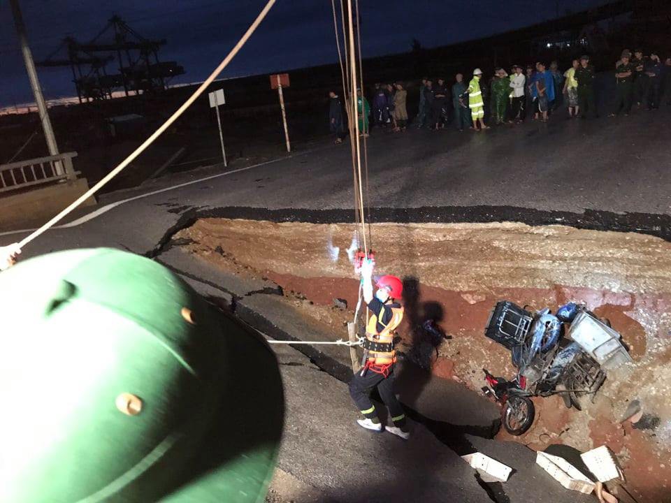 Rescuers arrive at the scene of the subsidence. Photo: Thanh Hoa police