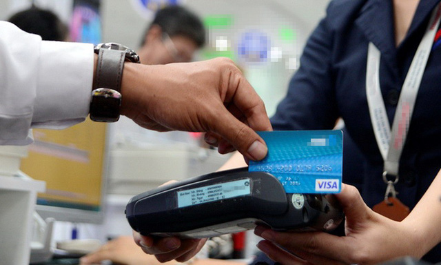 A man swipes his card for payment in this photo taken in Ho Chi Minh City. Photo: Tuoi Tre