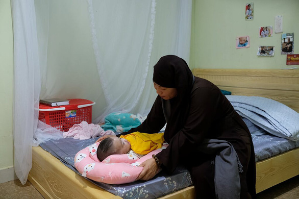 Venerable Minh Tai gets baby Trieu Hoai An to sleep. Photo: Mai Vinh / Tuoi Tre