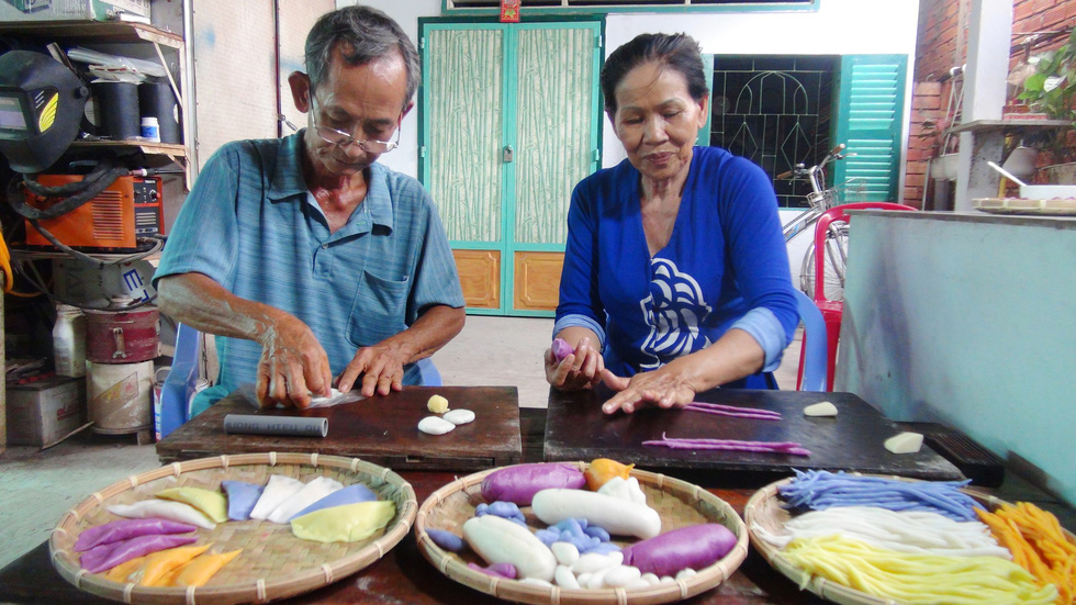 Vietnamese couple keeps craft of making traditional cakes alive for decades