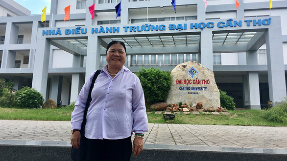 Vi Thi Kien smiles for a photo in front of Can Tho University, southern Vietnam. Photo: My Lang / Tuoi Tre