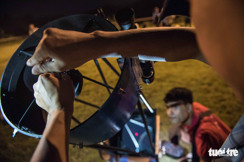 Participants adjust a telescope at Hoa Lac Astronomical Station. Photo: Hoang Thanh Tung / Tuoi Tre