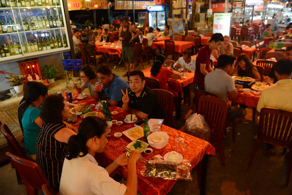 Visitors enjoy food at a night market in Phu Quoc, Kien Giang Province. Photo: Quang Dinh / Tuoi Tre