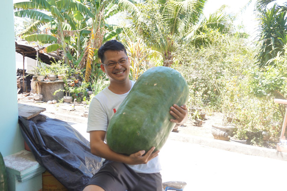 A man holds a giant winter melon in Chanh Trach Village, My Tho Commune, Phu My District, in the south-central province of Binh Dinh. Photo: Ngoc Diep / Tuoi Tre