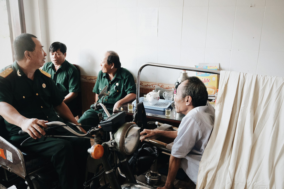 Post-war invalid Tran Toan and his peers engage in a chat at the Long Dat Wounded Soldiers’ Nursing Center located in Ba Ria – Vung Tau Province, southern Vietnam. Photo: Mai Thuong / Tuoi Tre
