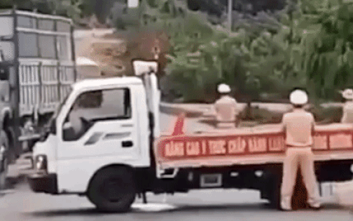 Vietnamese officer injured as driver slams illegal timber van into police truck