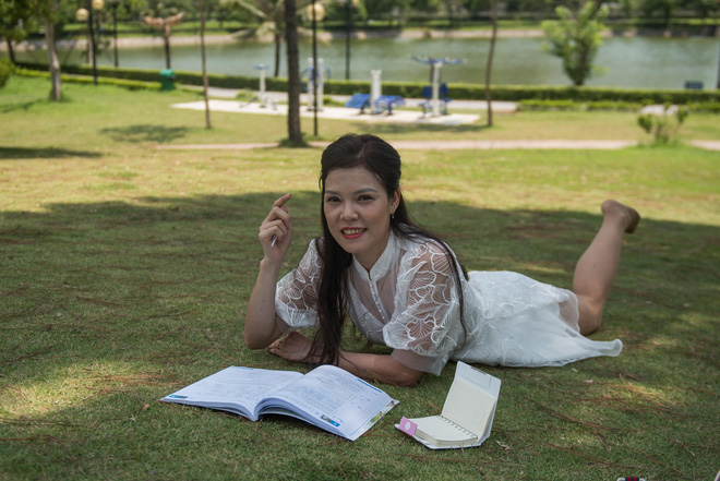 Be Thi Bang enjoys reading in her free time. Photo: H. T. Tung / Tuoi Tre