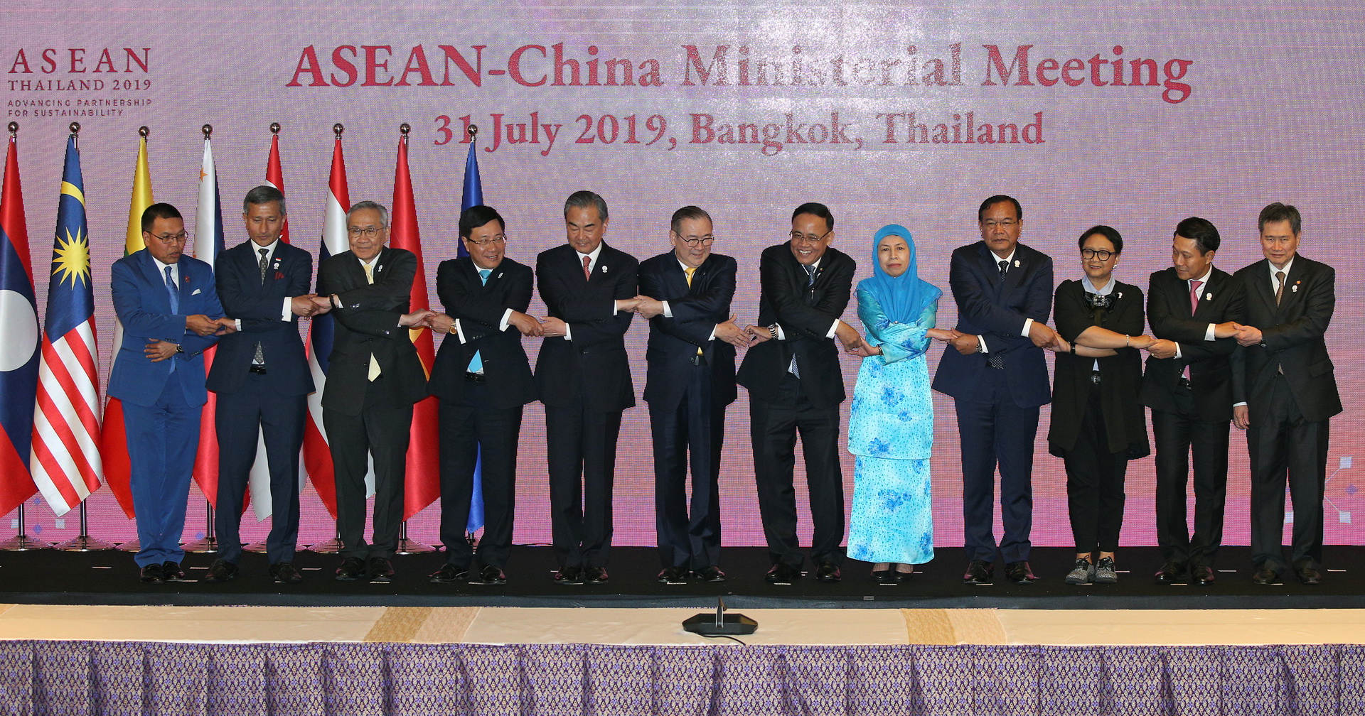 Vietnamese Deputy Prime Minister and Minister of Foreign Affairs Pham Binh Minh (fourth left), Chinese State Councilor and Minister of Foreign Affairs Wang Yi (fifth left) and delegates pose for a family photo at the ASEAN-China ministerial meeting in Bangkok, Thailand July 31, 2019. Photo: Reuters