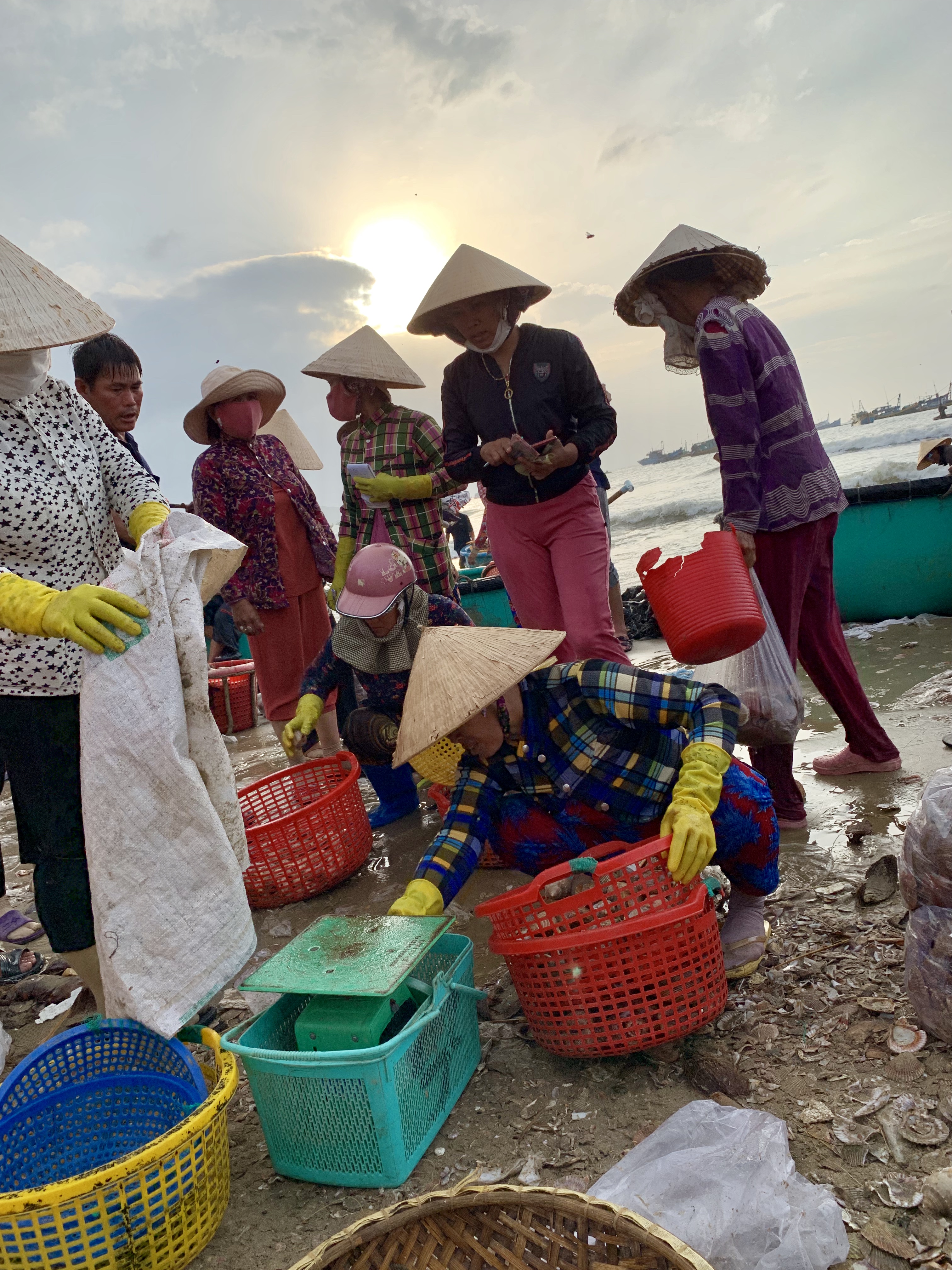 Seafood are weighed and sold right by the seashore at a local fishing village in Mui Ne, Vietnam July 31, 2019. Photo: Tran Phuong / Tuoi Tre