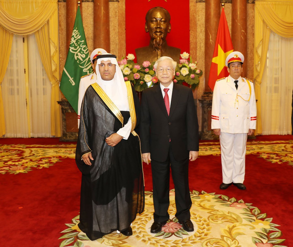 Vietnam’s General Secretary and State President Nguyen Phu Trong (R) stands alongside Saud F.M. Alsuwelim, Saudi Arabia’s Ambassador, in Hanoi, August 7, 2019. Photo: Vietnam News Agency