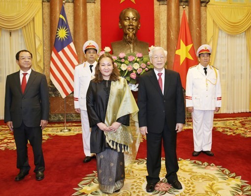 Vietnam’s General Secretary and State President Nguyen Phu Trong (R) stands alongside Nam Shariffah Norhana Syed Mustaffa, Malaysia’s Ambassdor, in Hanoi, August 7, 2019. Photo: Vietnam News Agency