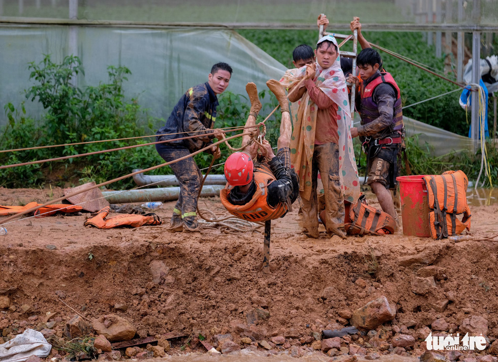 Rescuers use a zip line to bring residents to safety. Photo: M.Vinh / Tuoi Tre