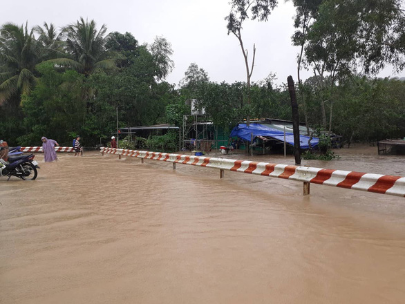 A neighborhood in Cua Duong Commune is isolated by the flooding. Photo: Van Tien / Tuoi Tre