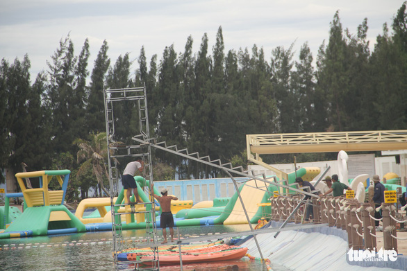 Workers tear down one stairway illegally built in Quy Nhon, the capital of the south-central province of Binh Dinh, on August 3, 2019. Photo: T. Thinh / Tuoi Tre