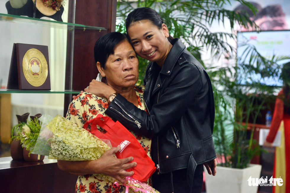 French-Vietnamese adoptee Amandine Durand (R) embraces her biological mother Do Thi Chiem at an event in Ho Chi Minh City on November 5, 2018. Photo: Tuoi Tre