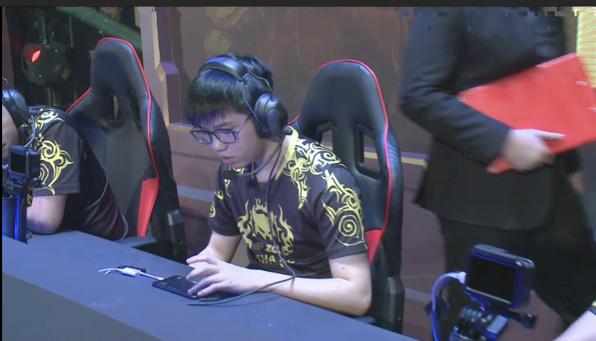 A member of Mocha DZ eSports plays the final of the Arena of Glory Winter 2019 in Ho Chi Minh City on August 18 in this screenshot