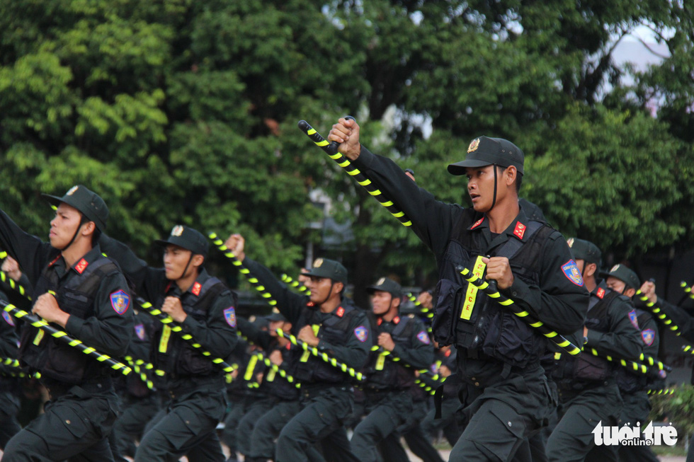 Police officers showcase their martial art skills. Photo: Trung Tan / Tuoi Tre