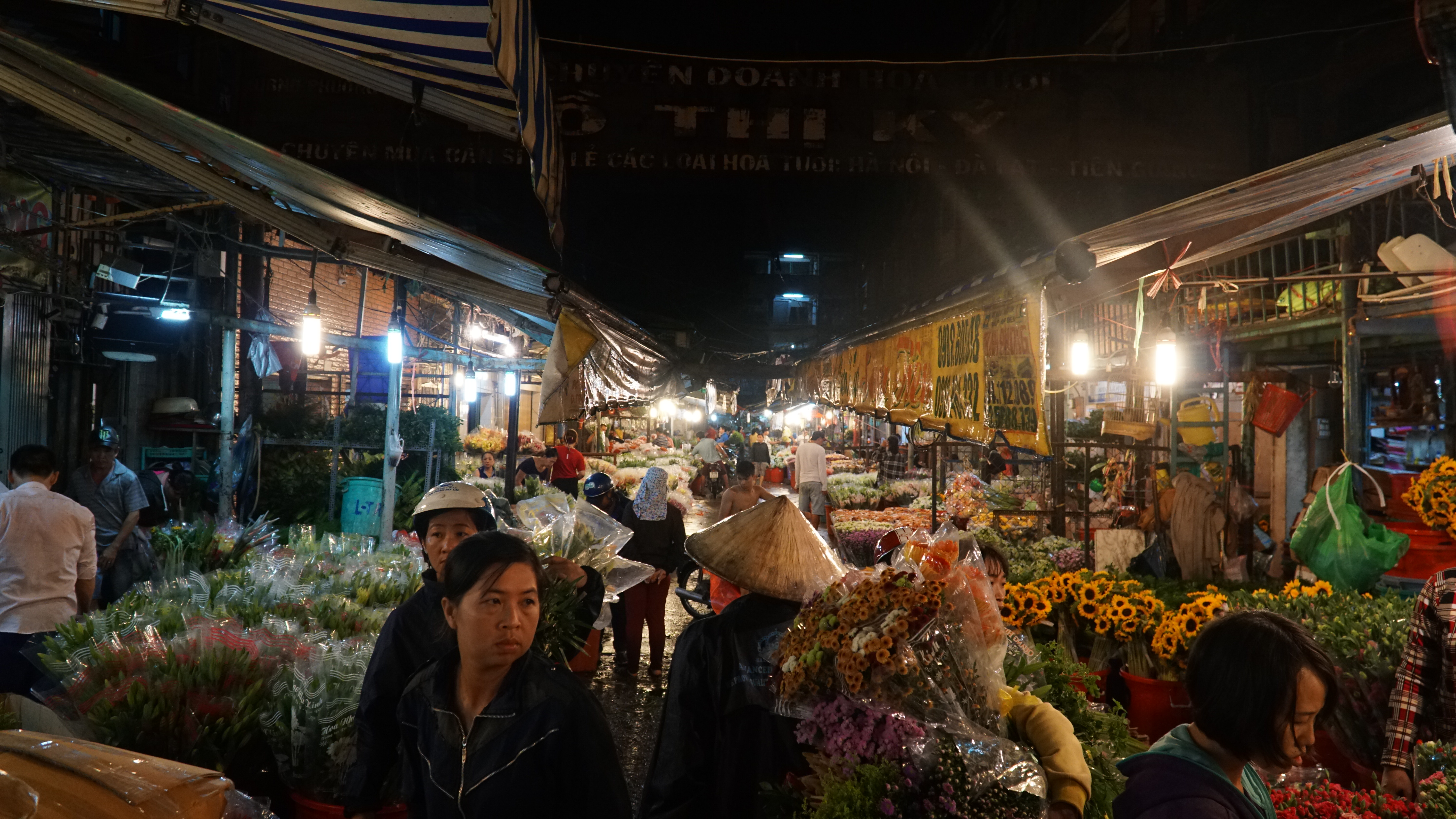 A file photo shows Ho Thi Ky flower market being busy after dark. Photo: Nam Tran/Tuoi Tre