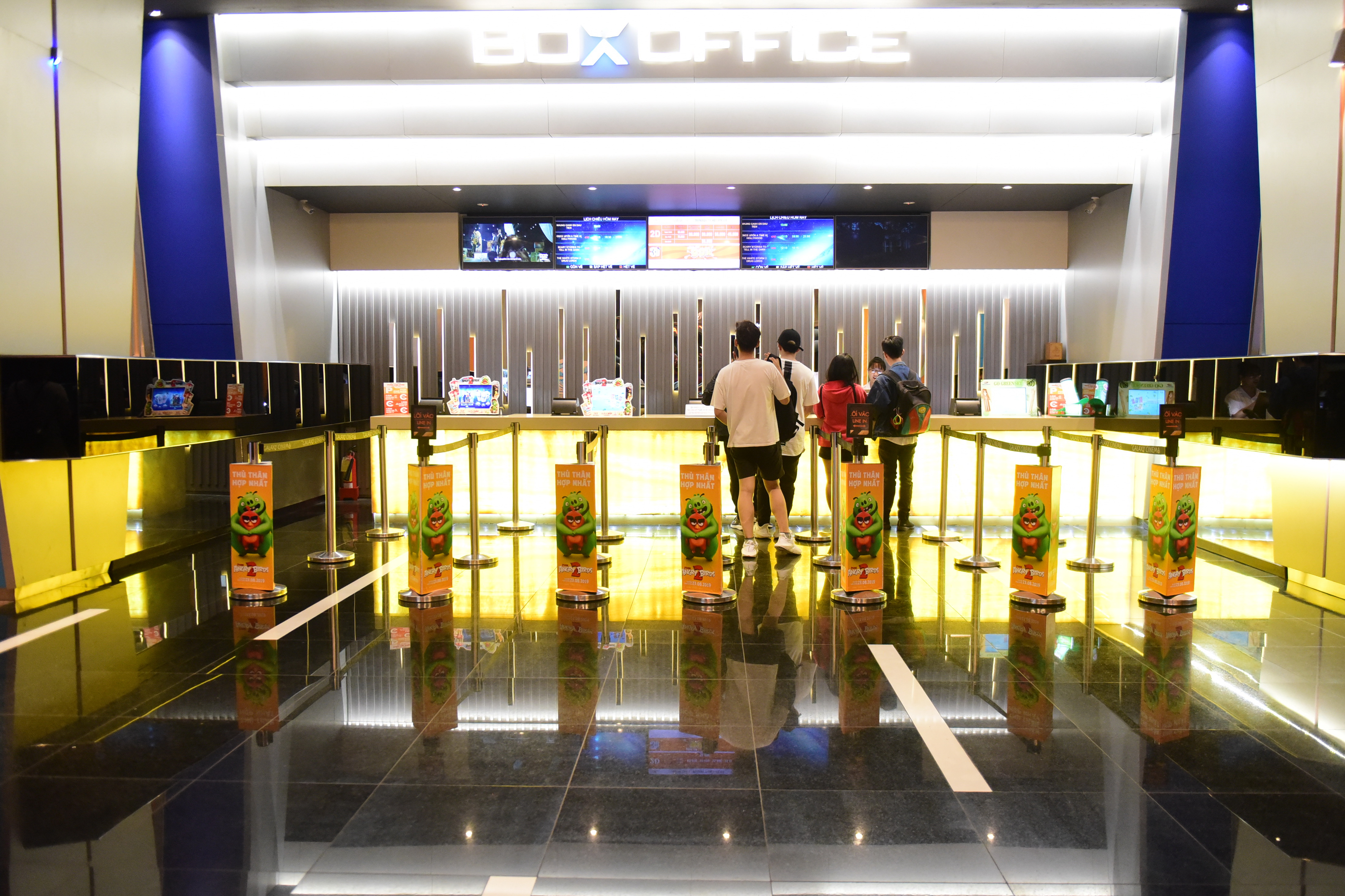 Movie-goers are buying ticket for their movies at a cinema in District 1 in the evening of August 19, 2019. Photo: Quang Dinh/Tuoi Tre